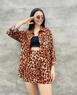 Camisa de manga larga con estampado de leopardo, con cuello camisero y cierre frontal con botones.