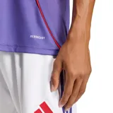Camiseta de fútbol Adidas del River Plate, tercer uniforme, de color violeta con la tradicional banda diagonal roja y detalles en blanco y rojo.