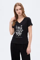 Remera de algodón manga corta, color negro, con cuello en V y estampa frontal en tono plateado con diseño floral y la inscripción 'Bouquet Study No.4'.