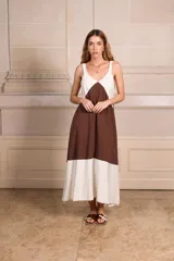 Vestido largo sin mangas, con escote en V y diseño de bloques de color. La parte superior es blanca, la sección media es color camel/marrón claro, y el ruedo inferior es blanco.