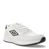 Championes Umbro de estilo urbano, confeccionados en una combinación de tejido textil y paneles de material sintético. Presentan un diseño en color blanco con detalles en negro, incluyendo el logo de la marca en el lateral, cierre mediante cordones y suela de goma.