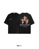 Remera negra de algodón con estampa de ángeles armados en la espalda y logo de la marca en el pecho.