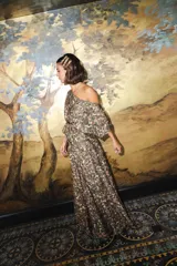 Falda midi de seda con estampado camuflado, diseño fluido y pretina con pliegues.