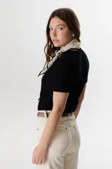 Remera de manga corta color beige, con escote en V.