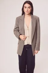 Blazer oversize con estampado de cuadros en tonos marrones y beige.