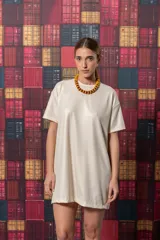 Remerón blanco de corte recto con mangas cortas y cuello redondo.