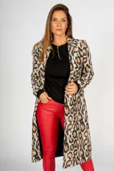 Tapado largo de paño con estampado de leopardo, con cuello solapa y cierre frontal con botones.