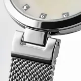 Reloj analógico Jacques Lemans de la línea Milán, con caja de acero inoxidable y malla de acero tipo milanesa. Esfera de nácar con índices de cristales Swarovski y movimiento de cuarzo.