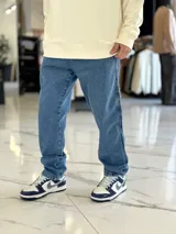 Pantalón de jean gris con lavado ácido, corte holgado de estilo oversize y diseño recto.