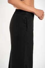 Pantalón de lino color tostado, de corte recto y tiro medio.