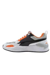Championes deportivos Puma X-Ray en combinación de azul, gris y negro, con detalles en amarillo flúor y suela blanca y azul.
