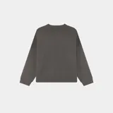Suéter de punto grueso color gris oscuro, con corte cuadrado y ligeramente corto. Presenta cuello redondo, puños ajustados y el logo de la marca Eme Studios junto a la frase 'curated by ben ice' en jacquard blanco en el frente.