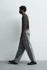 Jeans baggy fit de tiro medio, confeccionados en denim de algodón rígido con efecto lavado. Presentan un diseño de corte holgado y amplio en toda la pierna, con estilo clásico de cinco bolsillos y cierre frontal con cremallera y botón.
