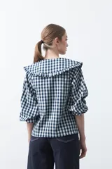 Camisa de algodón con estampado de cuadros vichy, cuello grande con volados y mangas largas con puños elásticos.