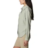 Camisa de manga larga Columbia, color verde claro, con cuello clásico, cierre frontal de botones y dos bolsillos frontales en el pecho. Presenta un diseño funcional con ventilación y tecnología de protección solar.