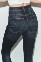 Jeans de corte skinny y tiro alto, confeccionados en tejido super elástico. Presentan diseño clásico de cinco bolsillos, cierre frontal con cremallera y botón metálico.