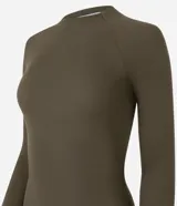 Blusa de manga larga con diseño ajustado, confeccionada en tejido acanalado de viscosa con elastano. Presenta cuello redondo y sisas raglán.