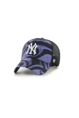 Gorra tipo trucker de los New York Yankees, con corona estructurada y visera curva. Presenta un diseño estampado con ondas en tonos negro y violeta, con el logo del equipo bordado en blanco en el frente y malla negra en la parte posterior.