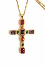 Collar de acero inoxidable dorado con dije de cruz decorado con cristales engarzados en tonos rojo, verde, naranja y violeta.