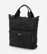 Mochila de poliéster color negro con diseño rectangular y estructurado, marca Satinato. Cuenta con cierre superior, asas de mano reforzadas y un amplio bolsillo frontal con cierre y herrajes dorados.
