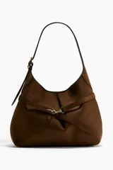 Cartera tipo hobo de diseño slouchy, color marrón, con correa de hombro ajustable y detalle de tira fina frontal con cierre de mosquetón metálico.