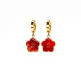 Caravanas de acero inoxidable dorado con dije colgante en forma de flor roja y centro con piedra brillante.