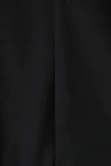 Pantalón sastrero negro de corte holgado, con pinzas frontales y pliegues marcados en las piernas. Presenta pretina con cierre oculto de botón y corchete, bolsillos al bies y bolsillos traseros insertados.