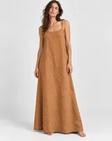 Vestido largo rojo con tirantes finos, escote recto y silueta amplia y fluida de corte A.