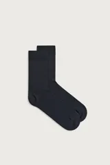 Pack de dos pares de calcetines de caña media color negro, tejidos en mezcla de lana con acabado en rib elástico.