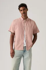Camisa de manga corta color rosado, con cuello abotonado y cierre frontal con botones. Cuenta con sutil bordado del logo en el pecho.