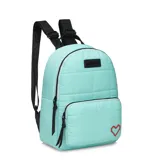 Mochila urbana de diseño acolchado en color rosado, con compartimento principal y bolsillo frontal con cierre. Presenta correas negras ajustables y un detalle de corazón rojo en la parte inferior.