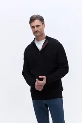 Buzo de tejido acanalado con cuello alto y apertura frontal con cierre, de calce cómodo y estructura limpia.