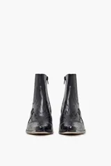 Bota corta de cuero vacuno color chocolate con textura tipo cocodrilo, diseño de estilo texano con costuras decorativas y taco cuadrado de madera.