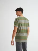 Remera de manga corta con estampado a rayas horizontales en tonos rosa y naranja, con cuello redondo y corte recto.