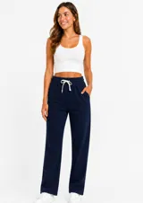 Pantalón de felpa color negro, de corte recto y holgado. Cuenta con cintura elástica con cordón ajustable y bolsillos laterales.