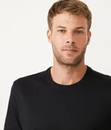 Remera de manga corta y cuello redondo, confeccionada en algodón peruano de alta calidad. Presenta un diseño liso y corte cómodo, ideal para uso diario.