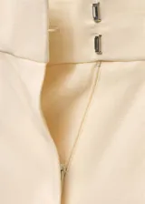 Pantalón de vestir de corte recto y tiro medio, con diseño de pinzas frontales, cierre oculto con botón y trabillas para cinturón. Cuenta con bolsillos laterales.
