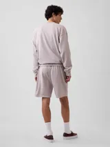 Short deportivo de hombre color negro, con cintura elástica ajustable mediante cordón y diseño holgado.