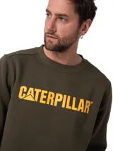 Buzo de cuello redondo Caterpillar, color verde oliva con el logo de la marca estampado en amarillo en el pecho. Presenta puños, cuello y bajo de punto elástico, y un pequeño detalle bordado en la manga izquierda.