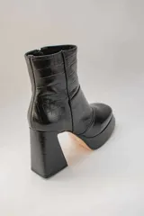 Botas de cuero color marrón con estampado croco, plataforma y taco cuadrado. Cierre lateral con cremallera.