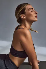 Top deportivo negro con espalda tipo nadadora y breteles anchos.