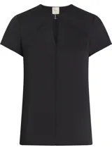 Blusa negra de satén con mangas cortas, cuello redondo con abertura en forma de V y cierre metálico.