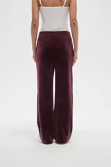 Pantalon de corte ancho y tiro bajo, confeccionado en tejido aterciopelado de poliéster.