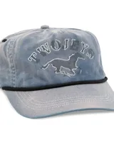 Gorra tipo trucker color amarillo con bordado frontal que incluye la frase 'TWOJEYS' y la silueta de un caballo. Presenta un cordón decorativo negro en la base de la visera y el texto 'CITY COWBOYS' bordado en el lateral.