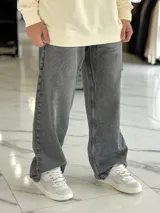 Pantalón de jean de corte super baggy, tiro medio y diseño holgado en color azul con efecto lavado.