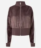 Campera deportiva de plush color marrón con cierre frontal, cuello alto y franjas laterales blancas en las mangas. Presenta puños y ruedo en tejido canelado.