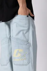 Jean baggy oversize de denim celeste claro, con corte ancho y relajado, estilo urbano.