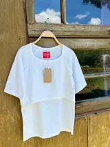 Set de dos remeras de lactancia de algodón, con corte holgado y mangas largas.