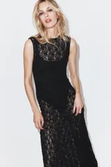 Vestido midi de encaje negro, con cuello redondo y diseño sin mangas.