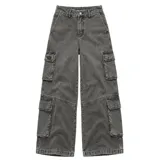 Jean baggy cargo color gris gastado, con tiro alto, piernas anchas y múltiples bolsillos laterales funcionales.